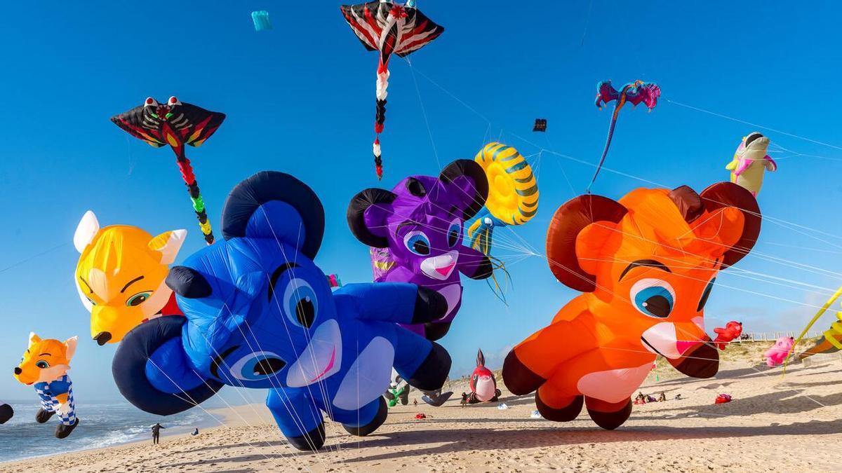 Un festival de cometas gigantes colorea este sábado la espectacular playa de Foz do Arelho, en Portugal
