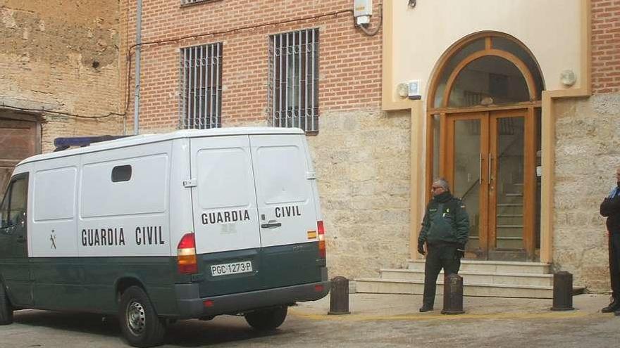 Un furgón de la Guardia Civil ante la puerta del Juzgado de Toro.