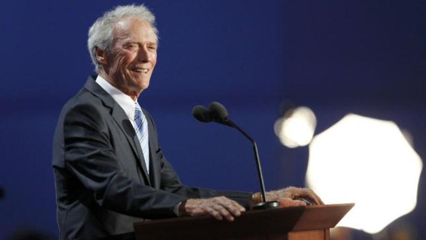 Clint Eastwood apareció por sorpresa en la convención republicana.