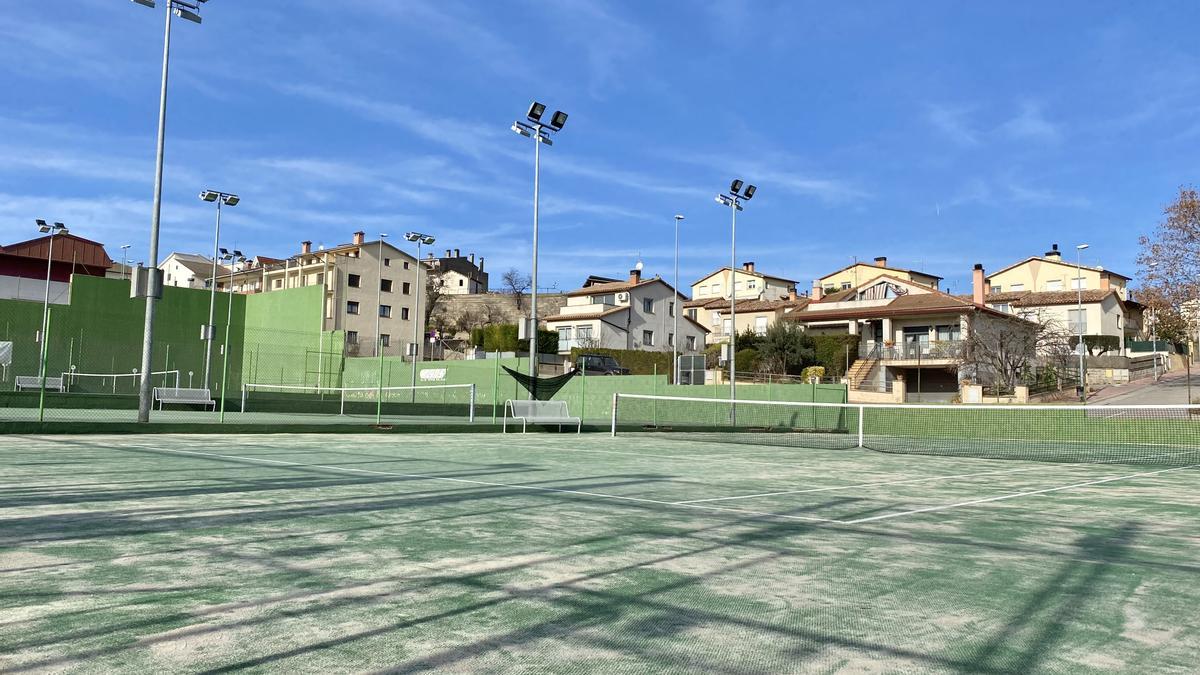 Les instal·lacions de tennis municipals de Solsona es doten d’una pista de moqueta