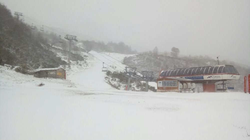 Nieve en la estación de esquí de Fuentes de Invierno