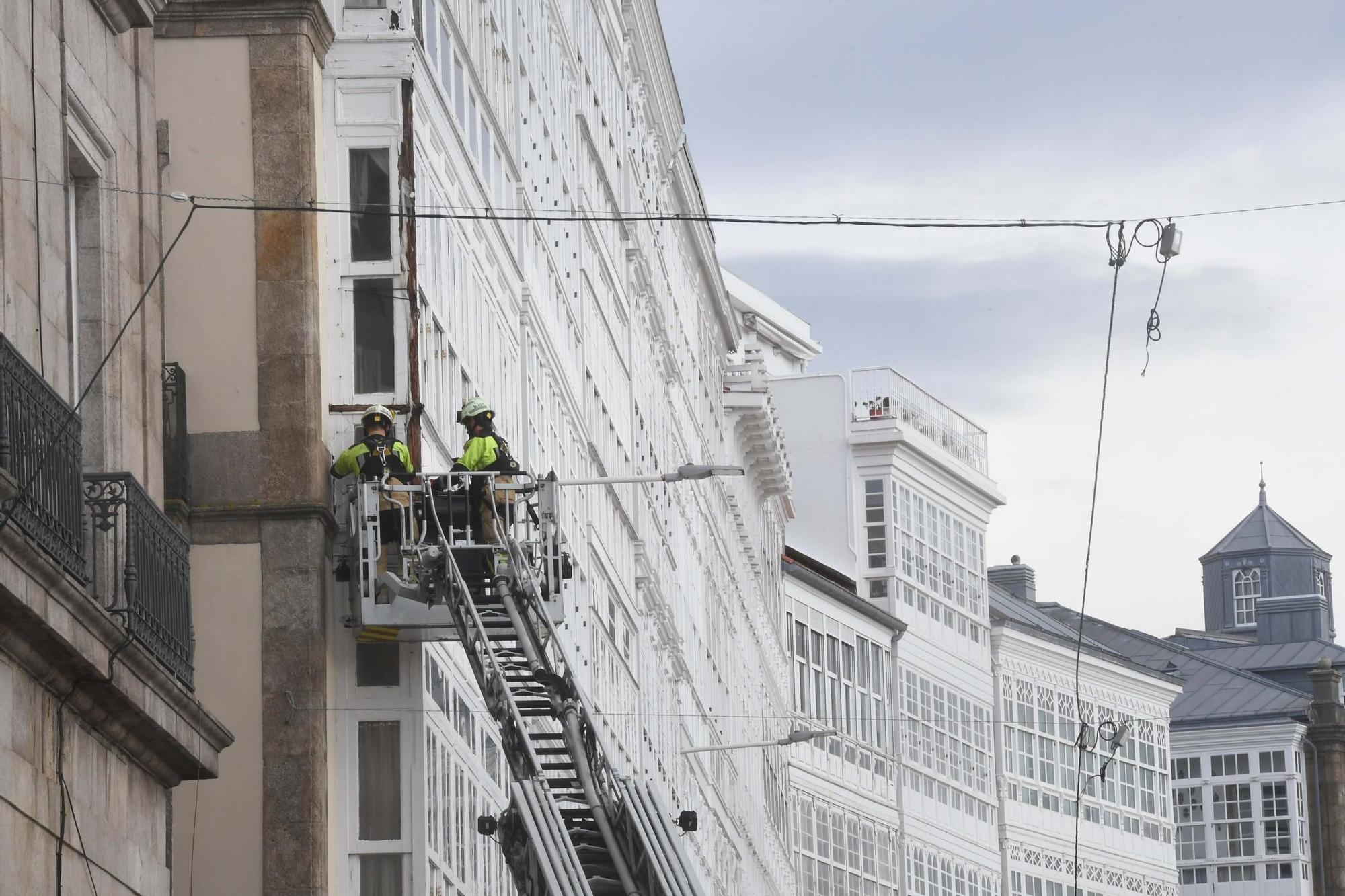 Un desprendimiento en un edificio de la Marina obliga a intervenir a los bomberos y al 092