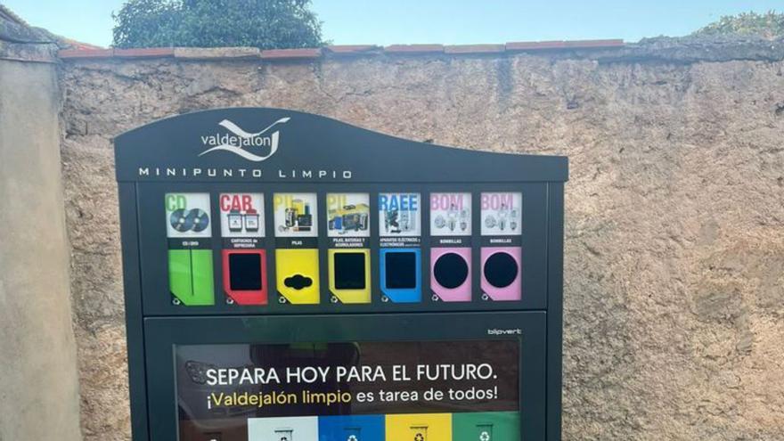 El contenedor se sitúa próximo a la iglesia de San Martín. | SERVICIO ESPECIAL