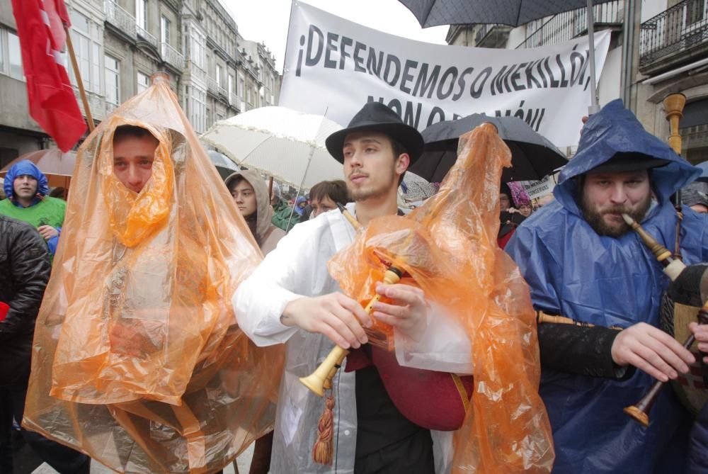 Miles de marineros protestan en Galicia para defen