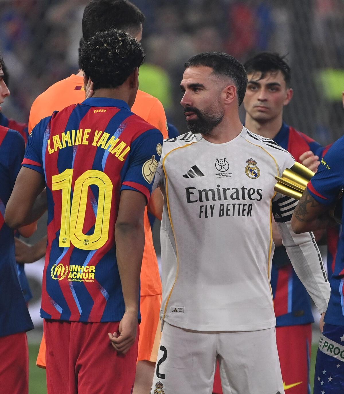 Dani Carvajal y Lamine Yamal durante la entrega de premios tras la final de la Supercopa de España