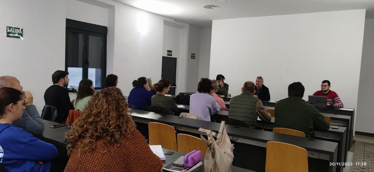 Miembros de Arjabor y asistentes al encuentro para la creación de la mesa de turismo.