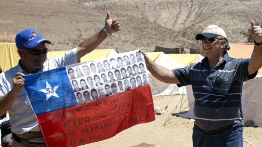 José Henríquez, a la derecha, acompañado por su cuñado Juan Vásquez durante su regreso al yacimiento San José en Copiapó, Chile.