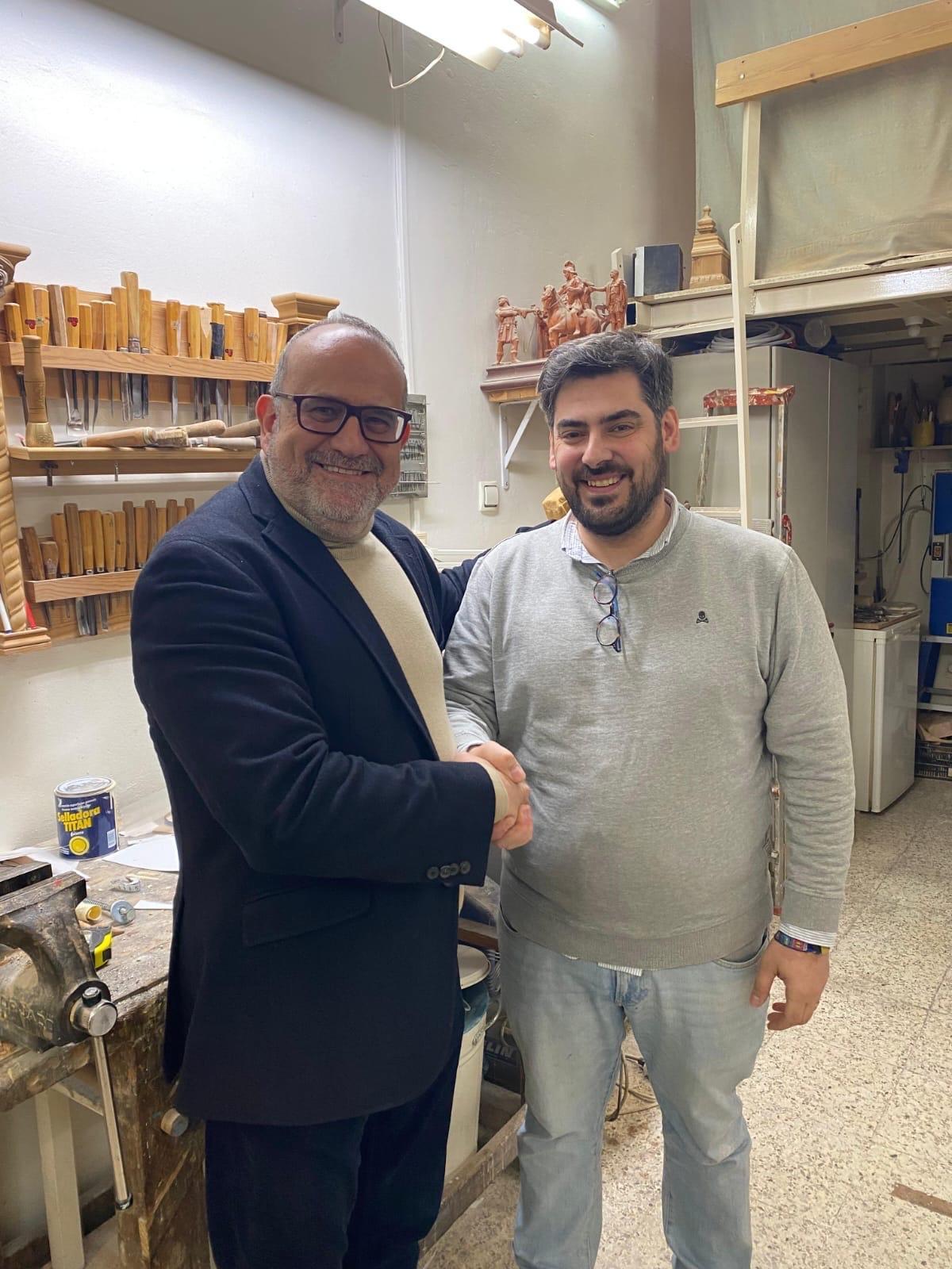 Jesús Díaz y Jesús María Cepeda, durante la firma del contrato con el escultor.