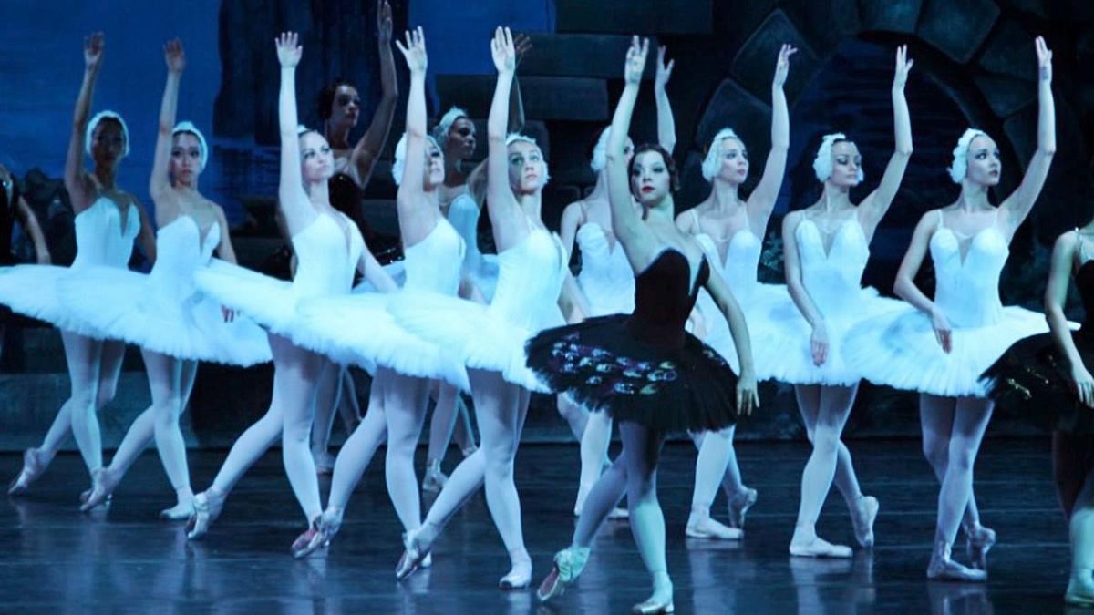 Uno de los momentos estelares de la representación de “El lago de los cisnes” por el Ballet Nacional Ruso.  | // FDV