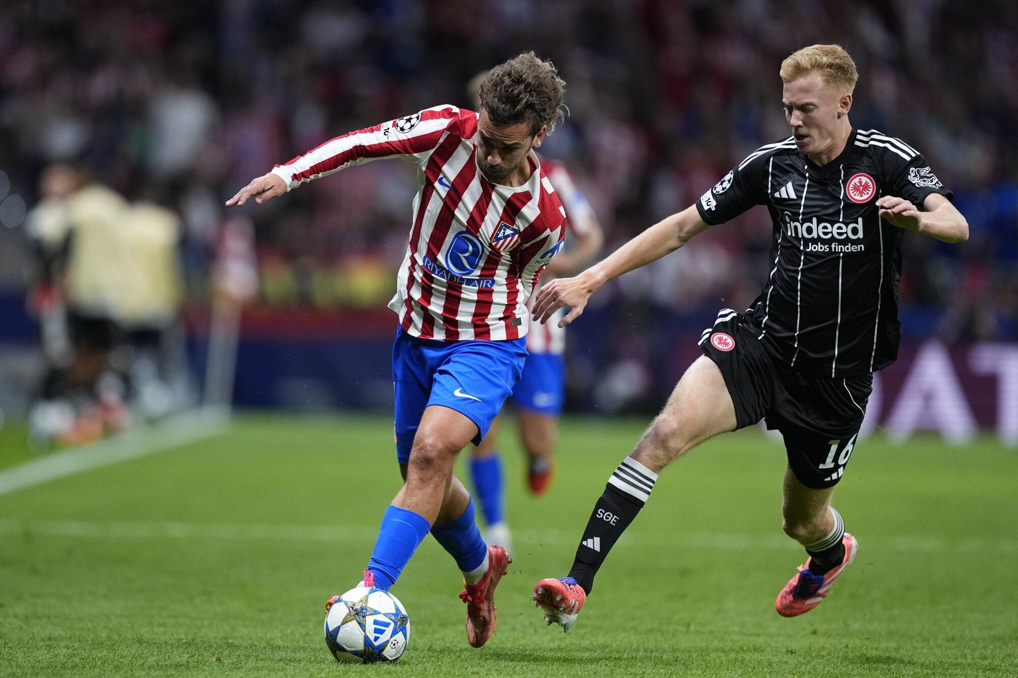 Antoine Griezmann of Atletico de Madrid and Hugo Larsson of Eintracht Frankfurt?? in action during the UEFA Champions League 2025/26 League Phase MD2 match between Atletico de Madrid and Eintracht Frankfurt at Riyadh Air Metropolitano on September 30, 2025, in Madrid, Spain. AFP7 30/09/2025 ONLY FOR USE IN SPAIN. Oscar J. Barroso / AFP7 / Europa Press;2025;SOCCER;SPAIN;SPORT;ZSOCCER;ZSPORT;Atletico de Madrid v Eintracht Frankfurt - UEFA Champions League 2025/26 League Phase MD2;