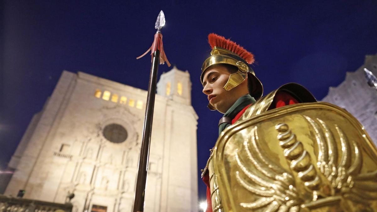 VÍDEO | Els Manaies de Girona no picaran les escales de la Catedral amb les llances a l'inici de la processó per preservar-les