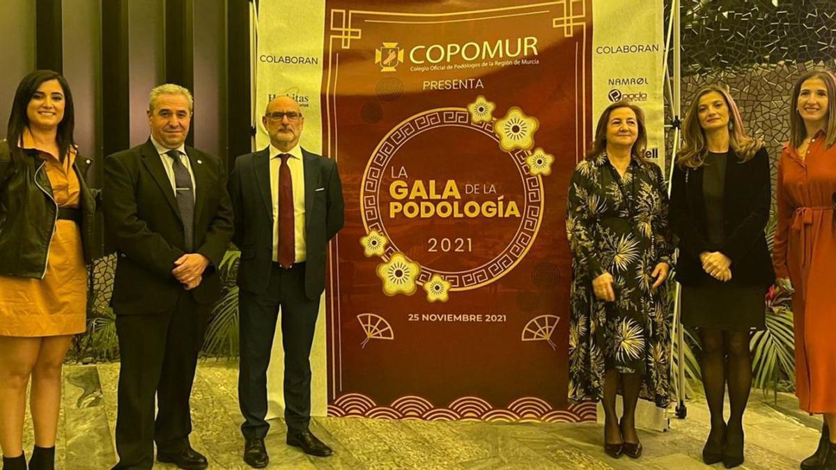 La junta directiva de Copomur, junto a la presidenta del Consejo General de Colegios Oficiales de Podólogos, anoche. | SILVIA SERRANO