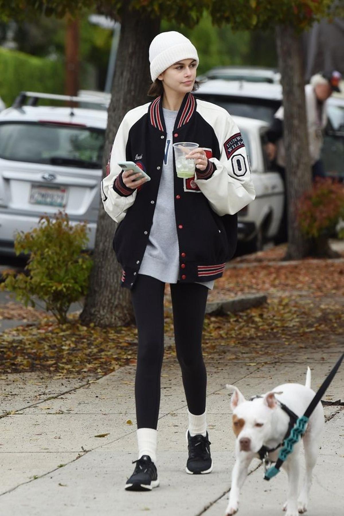 El look de Kaia Gerber con leggings, chaqueta XL y deportivas