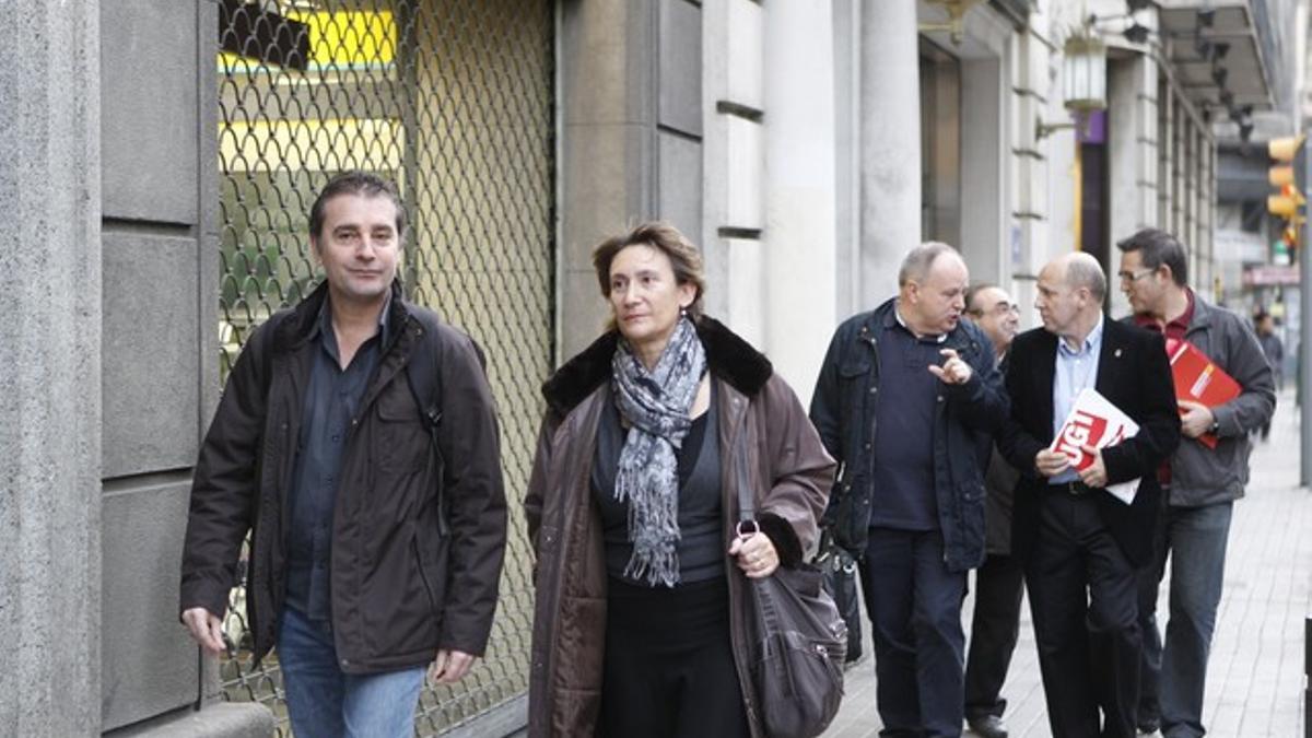 Los representantes sindicales de IAC, UGT y CCOO, a su entrada, esta mañana, a la reunión con el Govern.