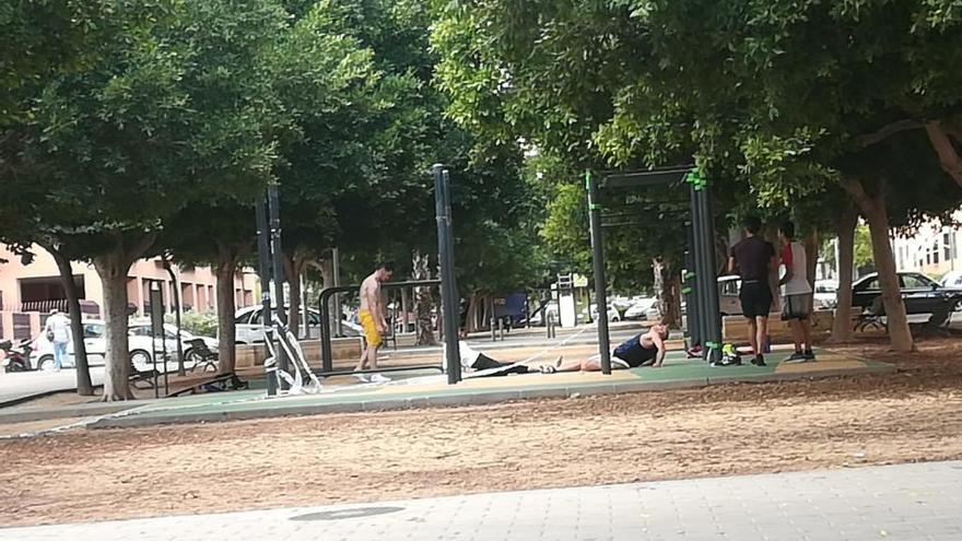 Jóvenes entrenando en el parque de calistenia precintado tras sufrir un sabotaje.