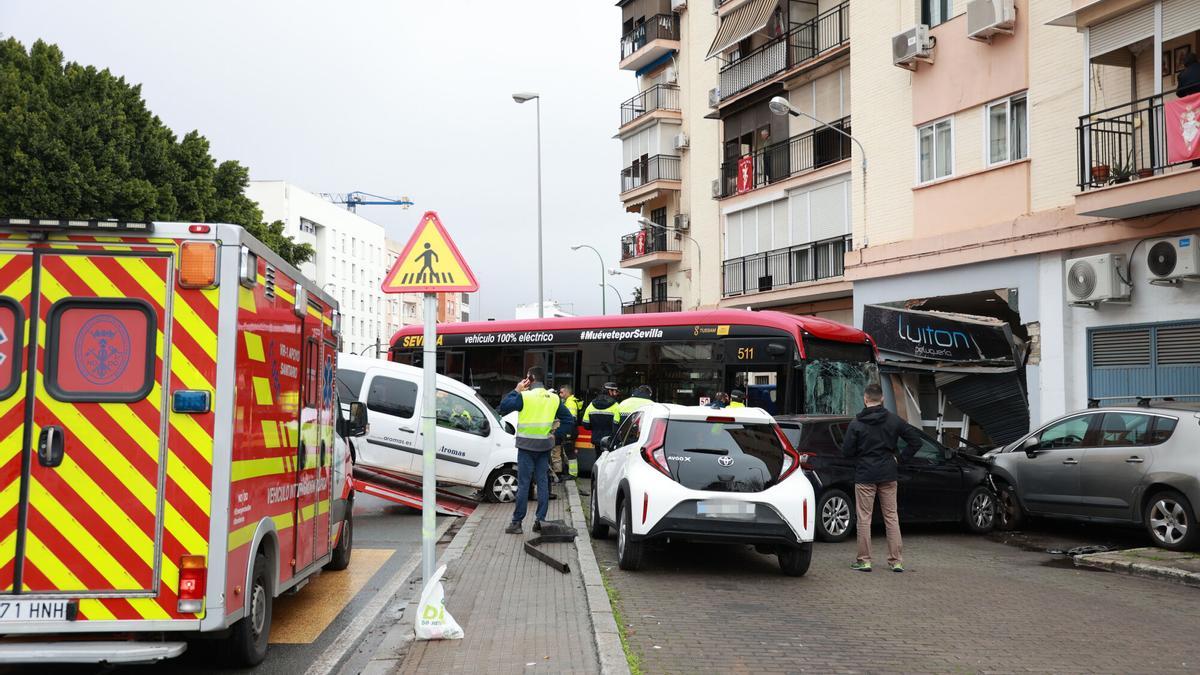 Fotogalería |  Las imágenes del choque entre un autobús de Tussam y 12 vehículos