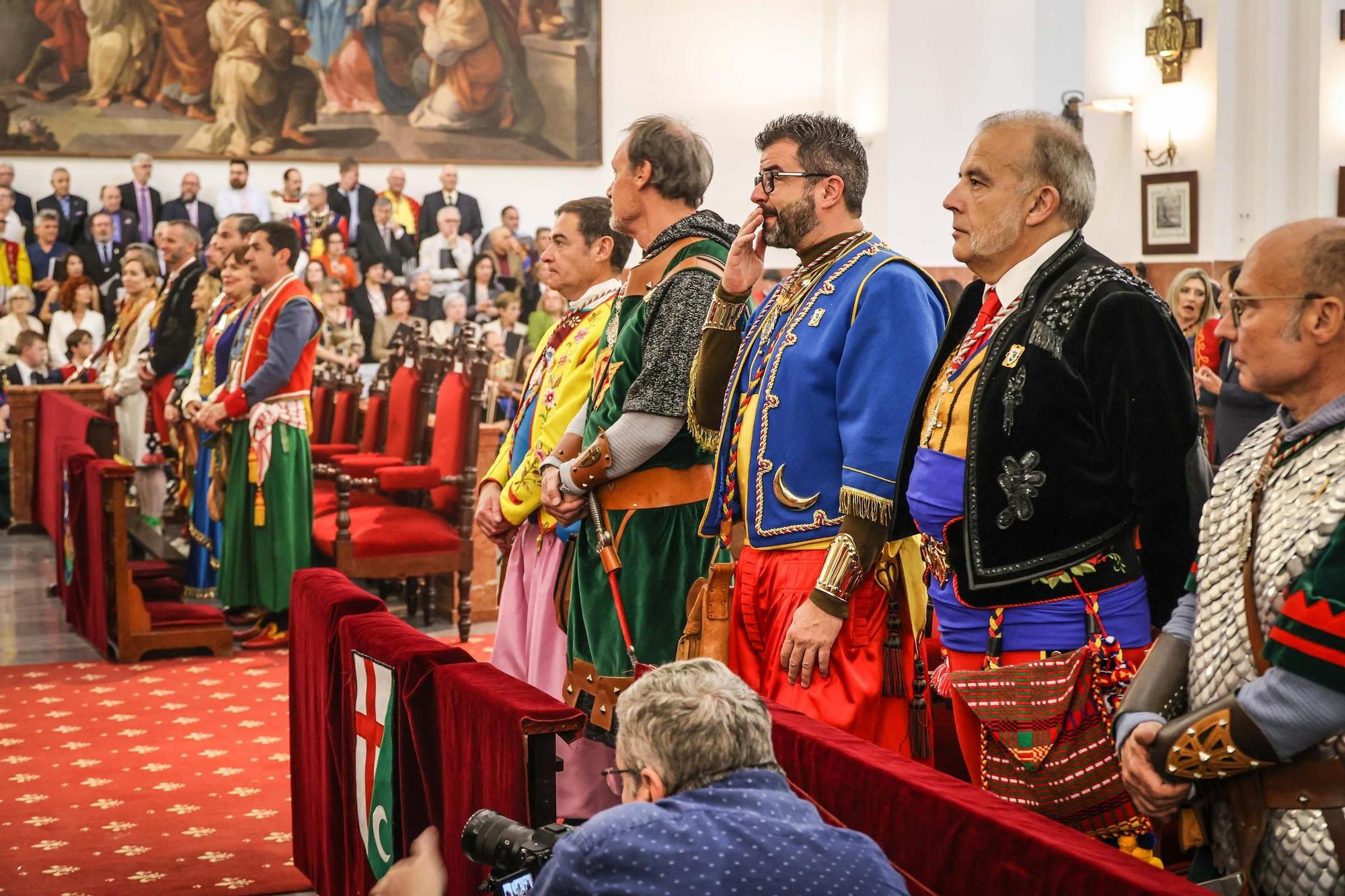 El Sant Jordiet entre claveles en la procesión de la Reliquia