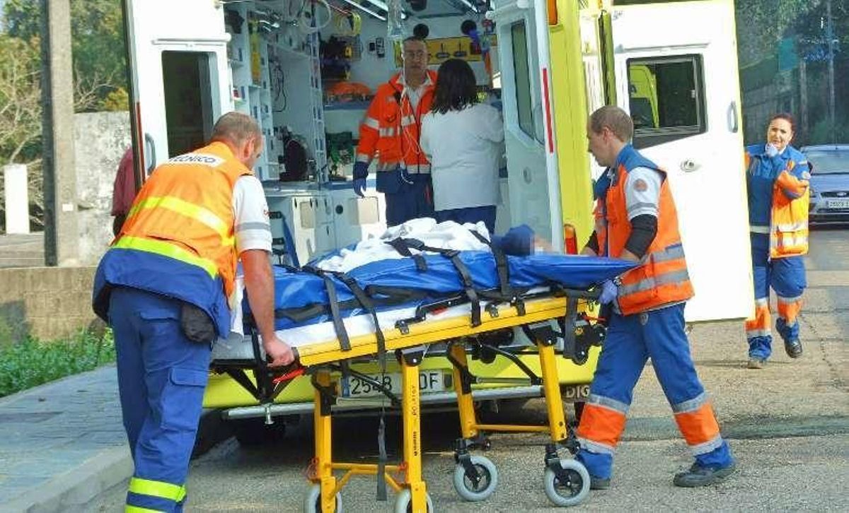 Rescatan a una mujer tras caer en un acantilado en la playa de Aguete