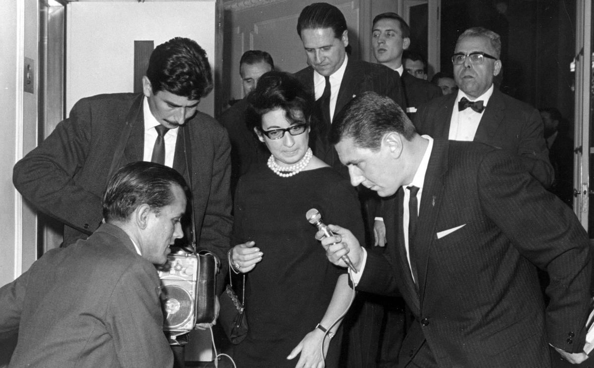 Concha Alós, durante la entrega del Premio Planeta que ganó en 1964.