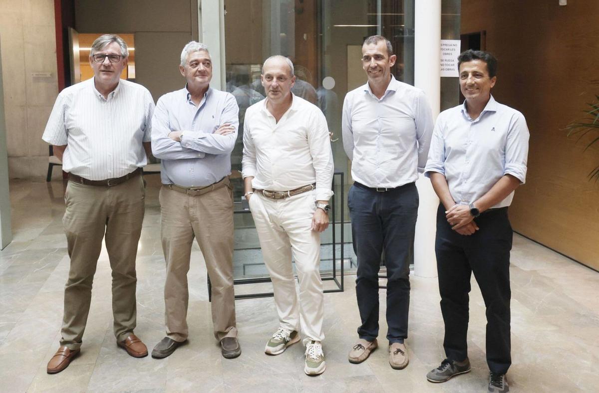 Los presidentes y altos cargos relacionados con la vivienda que participaron en el debate.