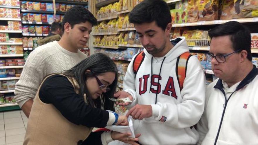 Unidos por el carrito del súper para aprender a enseñar y aprender a comprar