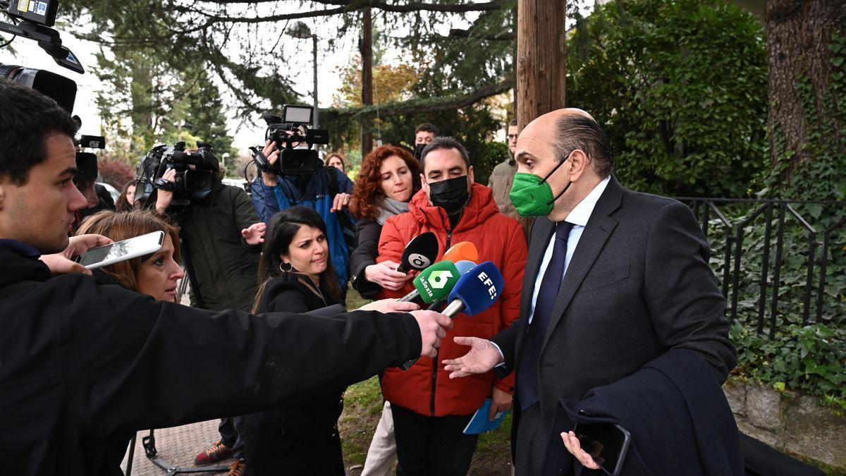 Silvestre Segarra atiende a los medios ante la embajada de Ucrania.