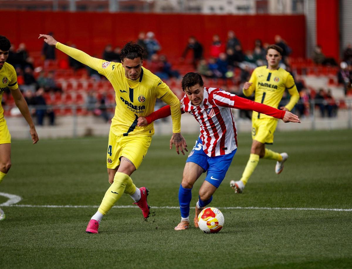 El central Ismael Sierra presiona a un futbolista del Atlético Madrileño.