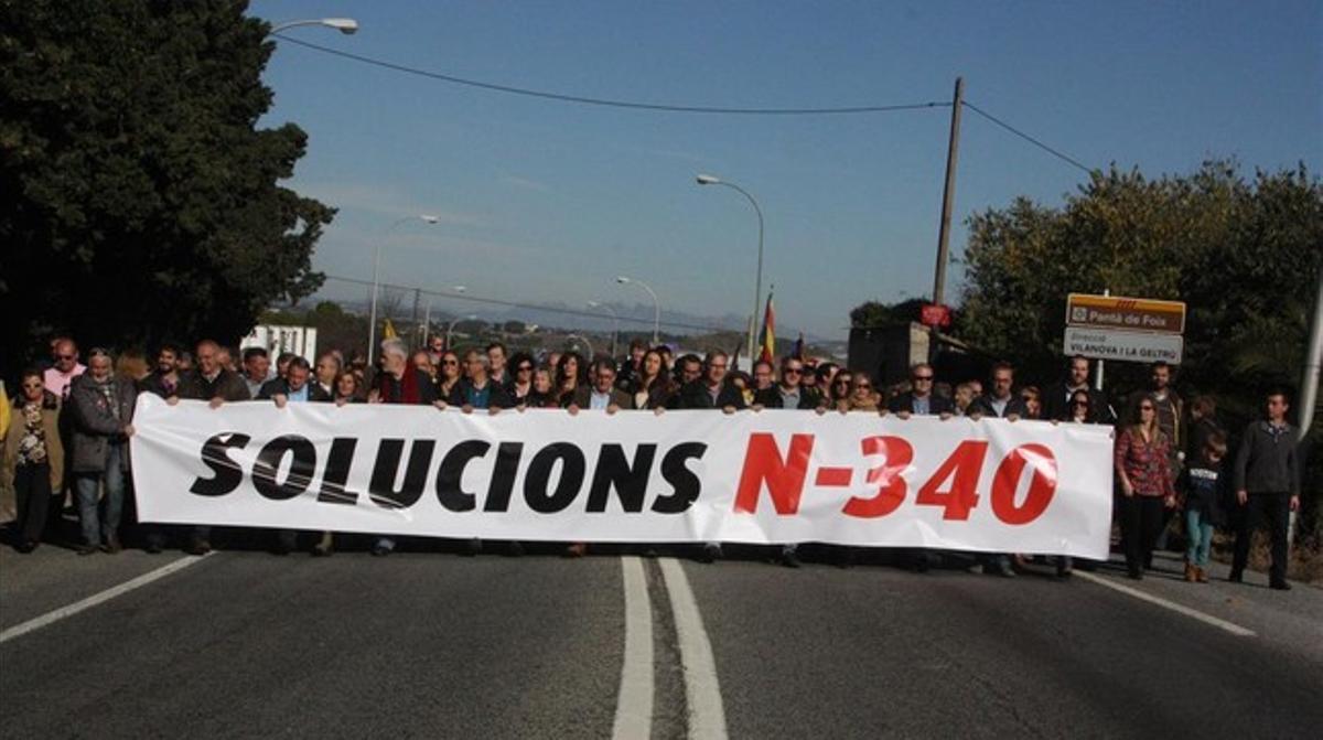 Més de 500 veïns del Camp de Tarragona tallen lsN-340 a l’Arboç per exigir la gratuïtat de l’AP-7, en una imatge d’arxiu.