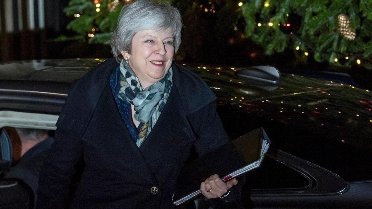 May, a su llegada a Downing Street tras superar la moción de confianza en el Parlamento británico, el 12 de diciembre del 2018.
