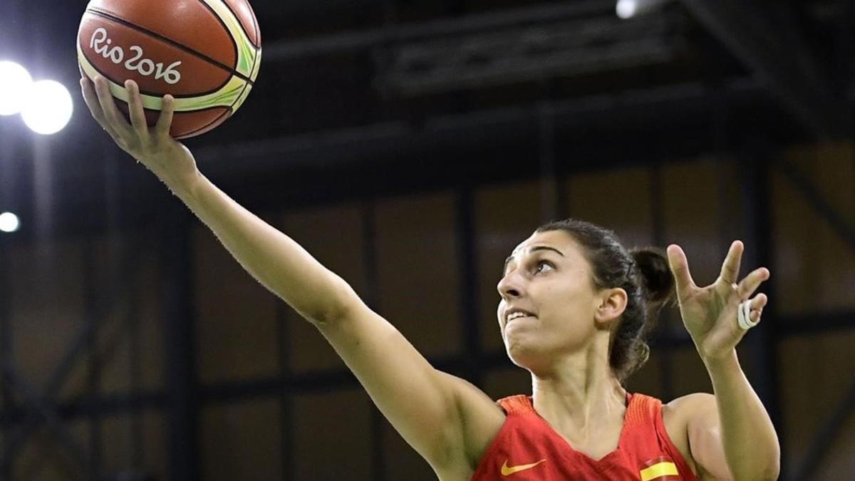 Alba Torrens entra a canasta durante el partido contra China