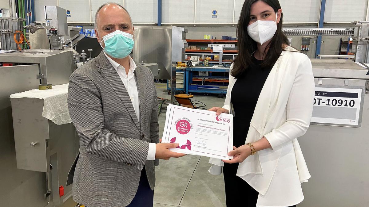 David Regades hace entrega de sus indicadores Ardán a Sara Rodríguez, presidenta de Hermasa.