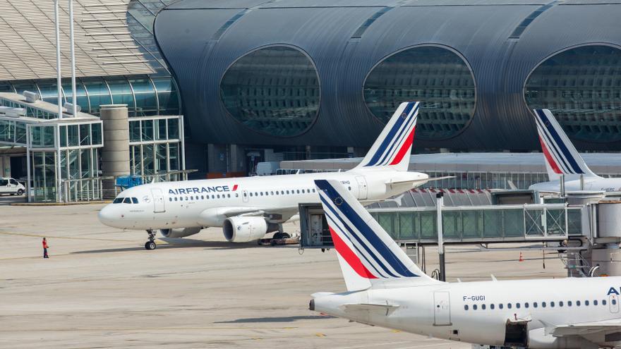 Francia prohíbe los vuelos de menos de dos horas y media con alternativa en tren