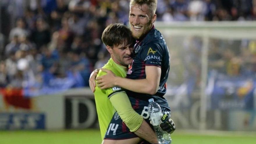 Leo Franco abraza a Samu, autor del gol del Huesca.