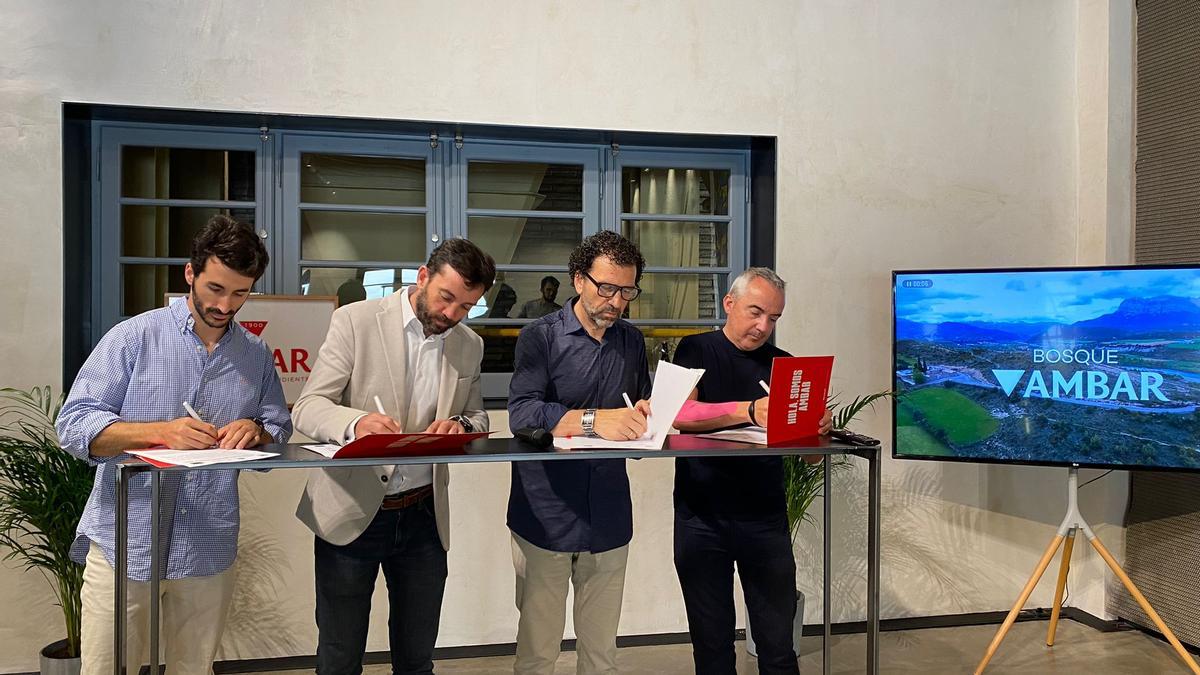 Pérez de Ayala, Enrique Pueyo, Enrique Torguet y José Antonio Gil, durante la firma del acuerdo.