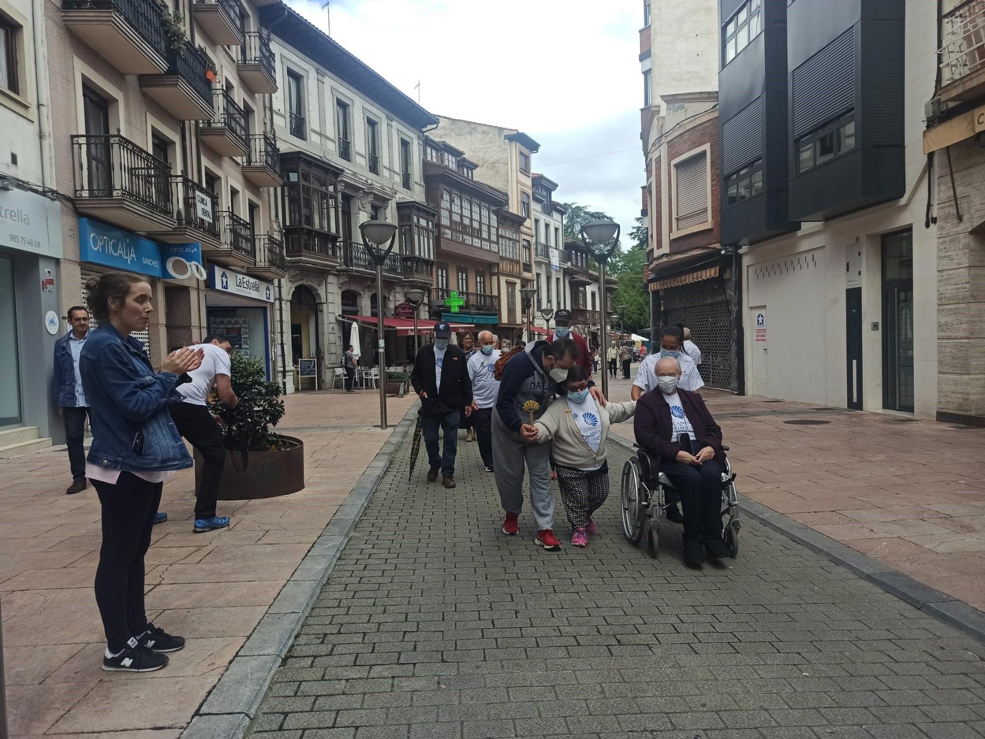 Usuarios de la residencia de Grado, en la carrera de relevos del Camino de Santiago