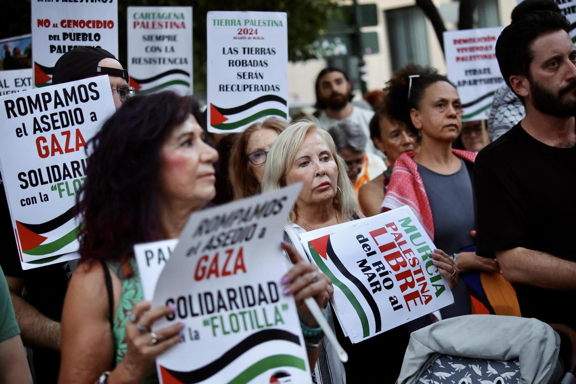 Así se vivió la concentración en apoyo a Palestina frente a la Delegación del Gobierno