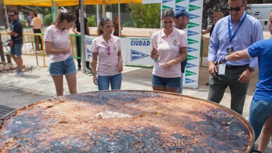 Elche se prepara para elaborar el arroz con costra más grande del mundo