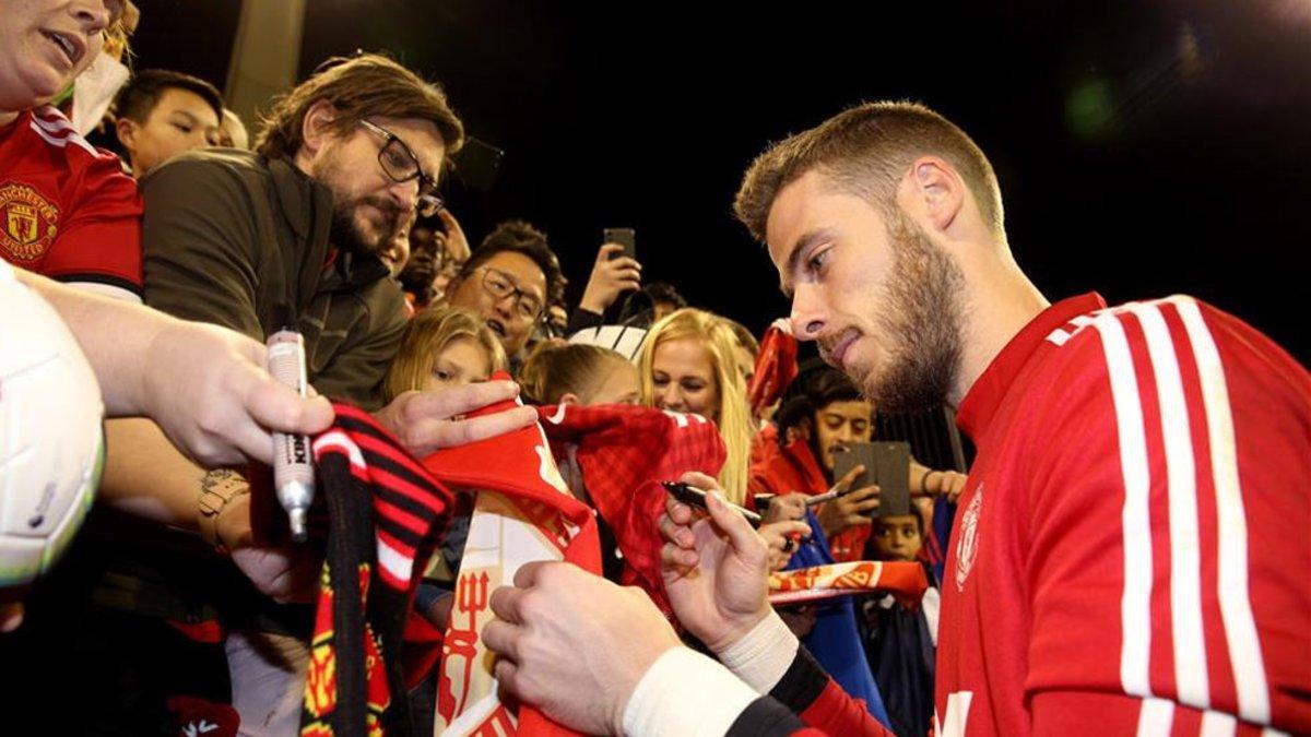 De Gea, por ahora, solo firma autógrafos en el United