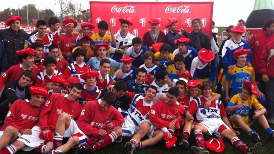 Los equipos del TSK Roces y la selección celebran su clasificación.