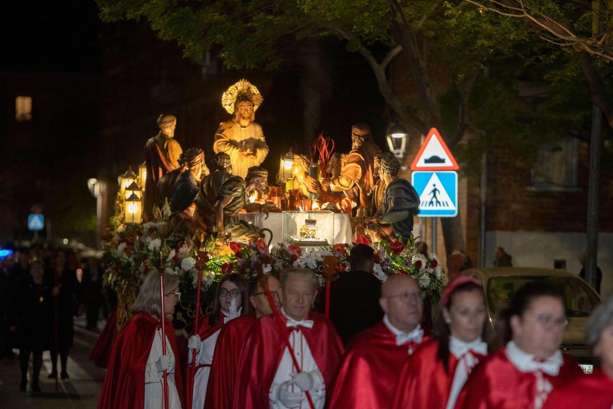 Traslado de la imagen de la Santa Cena en la procesión coordinada en la Semana Santa de Xàtiva de 2025.
