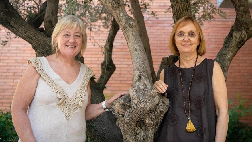 Conxita Roca, directora i Alícia Cuello. junto al olivio del IE El Viver, en Montcada, centro del que se acaban de jubilar tras media vida dedicada a su alumanado.