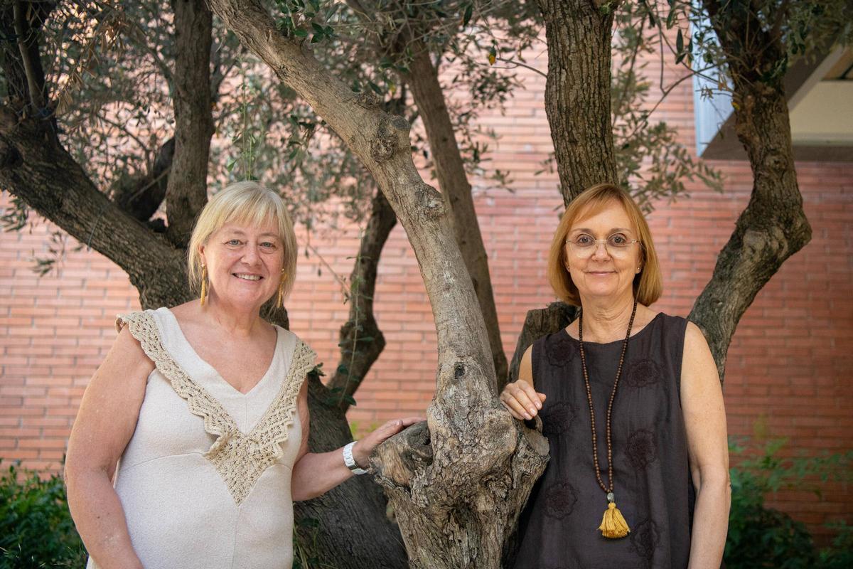 Conxita y Alícia junto al olivio del IE El Viver, en Montcada, centro del que se acaban de jubilar tras media vida dedicada a su alumanado.