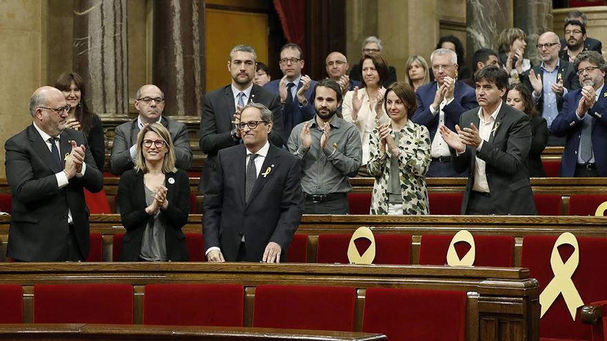 El candidato a presidente de la Generalitat por JxCat, Quim Torra, aplaudido por los diputados de JxCat y ERC tras su intervención ante el pleno del Parlament, donde se celebraba la segunda sesión del debate de investidura. EFE/ Andreu Dalmau.