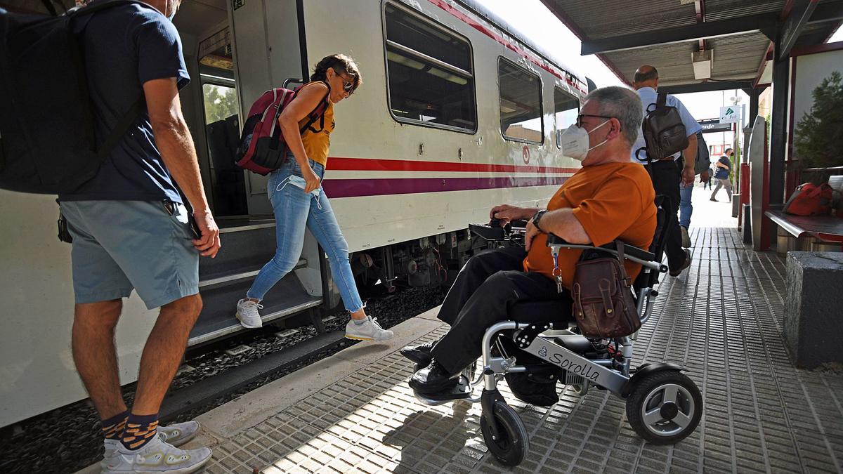 Mariano Manzanares, antela escalera de acceso al Cercanías.