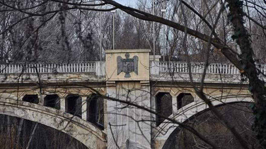 Façana del pont de l&#039;Aigua on s&#039;observen els escuts franquistes.