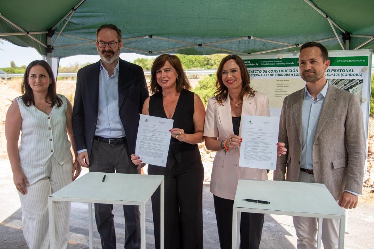 La consejera de Fomento, Articulación del Territorio y Vivienda en funciones, Rocío Díaz (centro), junto a la alcaldesa de Palma del Río, Matilde Esteo, y el delegado de la Junta, Adolfo Molina.