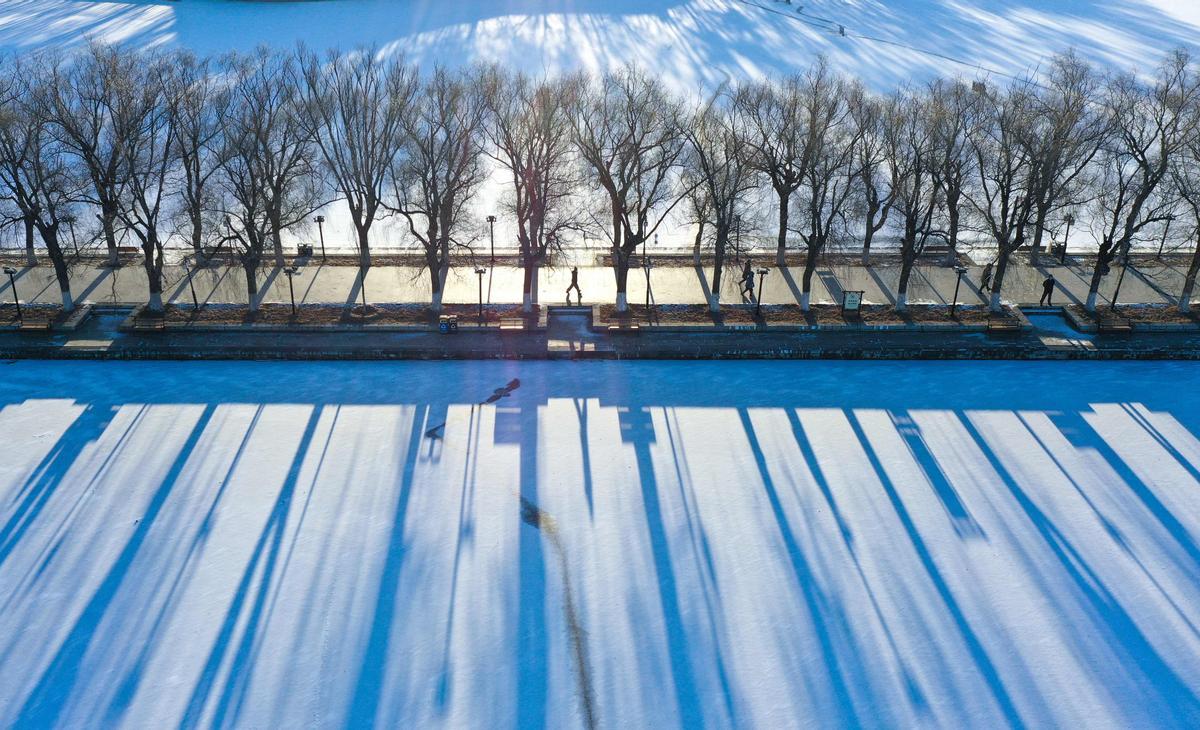 Baños bajo cero en un lago helado de Shenyang (China)