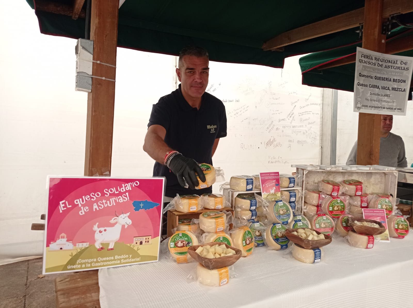 Cangas de Onís se da al queso: todas las imágenes de la feria regional en la capital del concejo