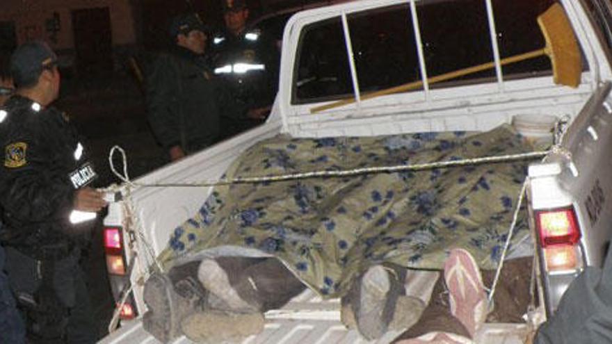 Una furgoneta traslada a tres de los cooperantes muertos