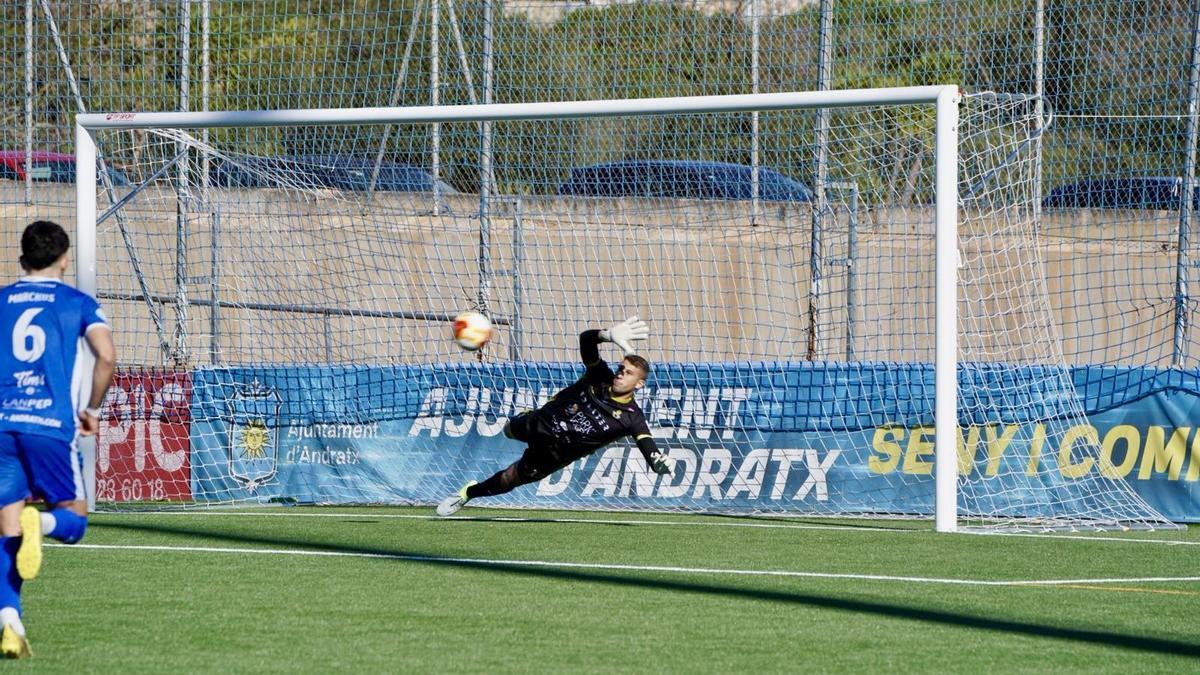 Elías detuvo en esta acción un penalti a Barrero y evitó el momentáneo 0-2 en Sa Plana